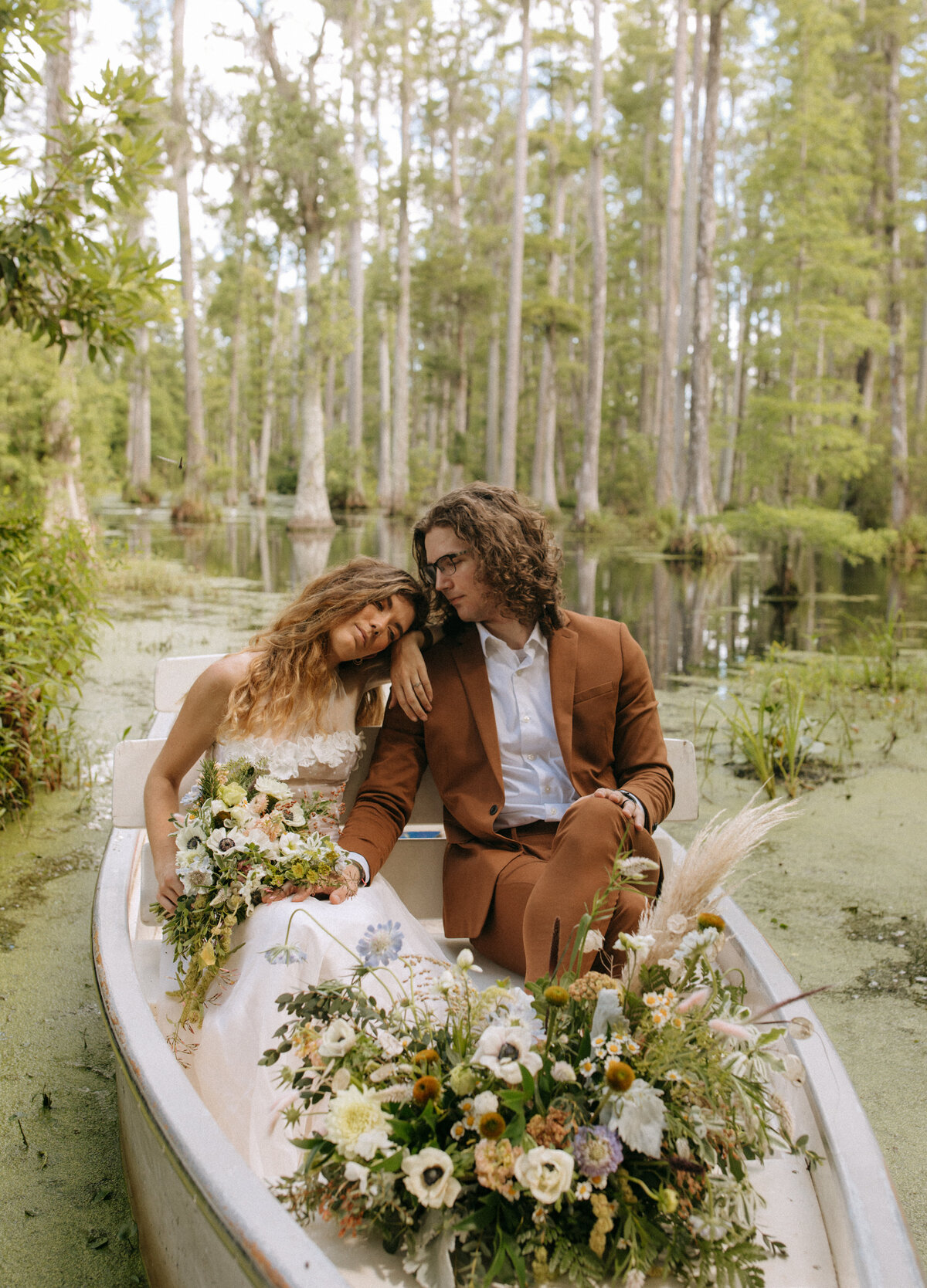 couple eloping in canoe in cypress gardens