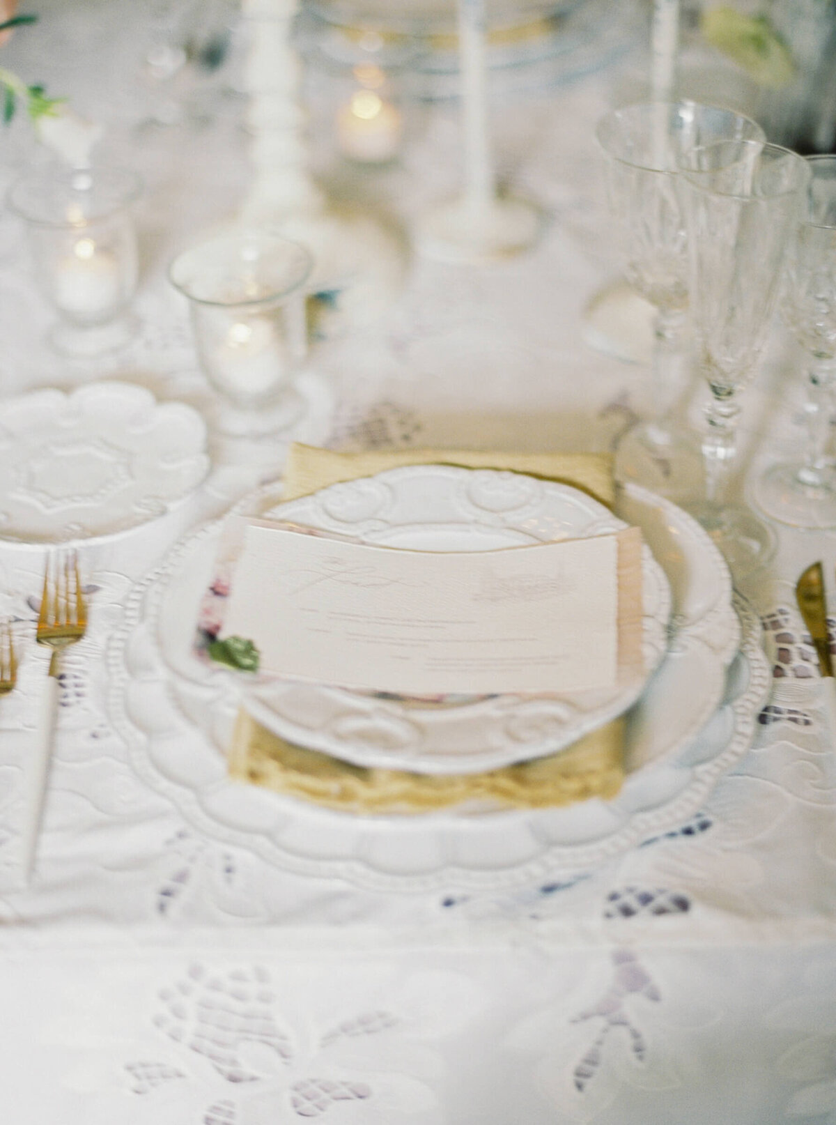 A wedding day photo of the reception cable covered in linens and candles at the wedding venue Villa Aura del Lago on Lake Como in Italy