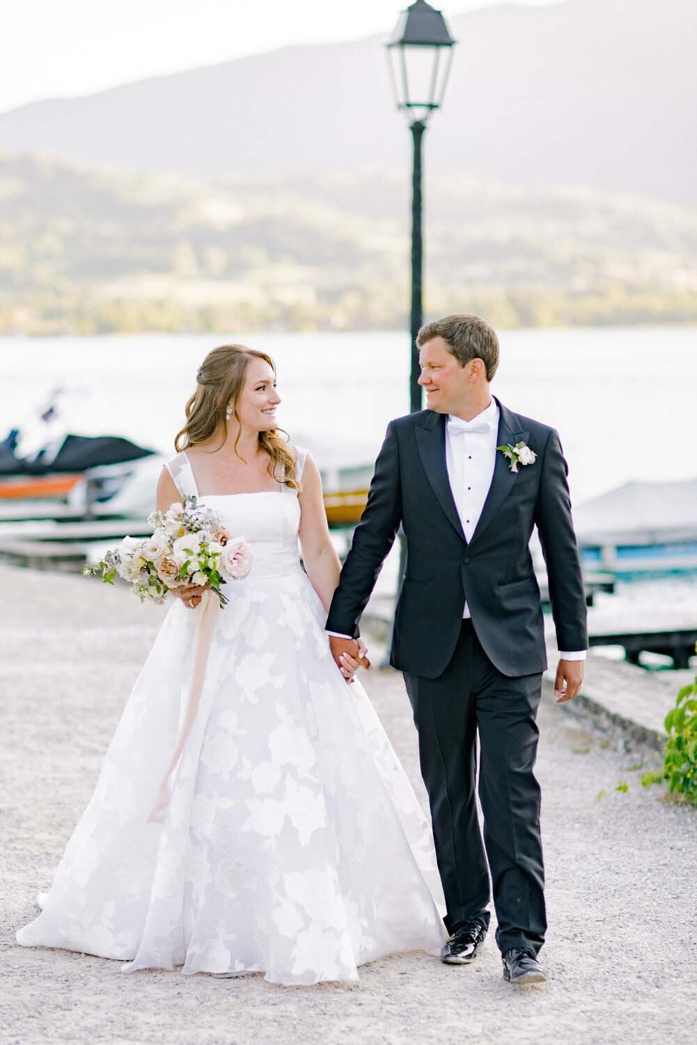 Alexandra & John romantic blush and lavender wedding by the Annecy Lake - Veronique Lorre floral designer - The Komans photography30