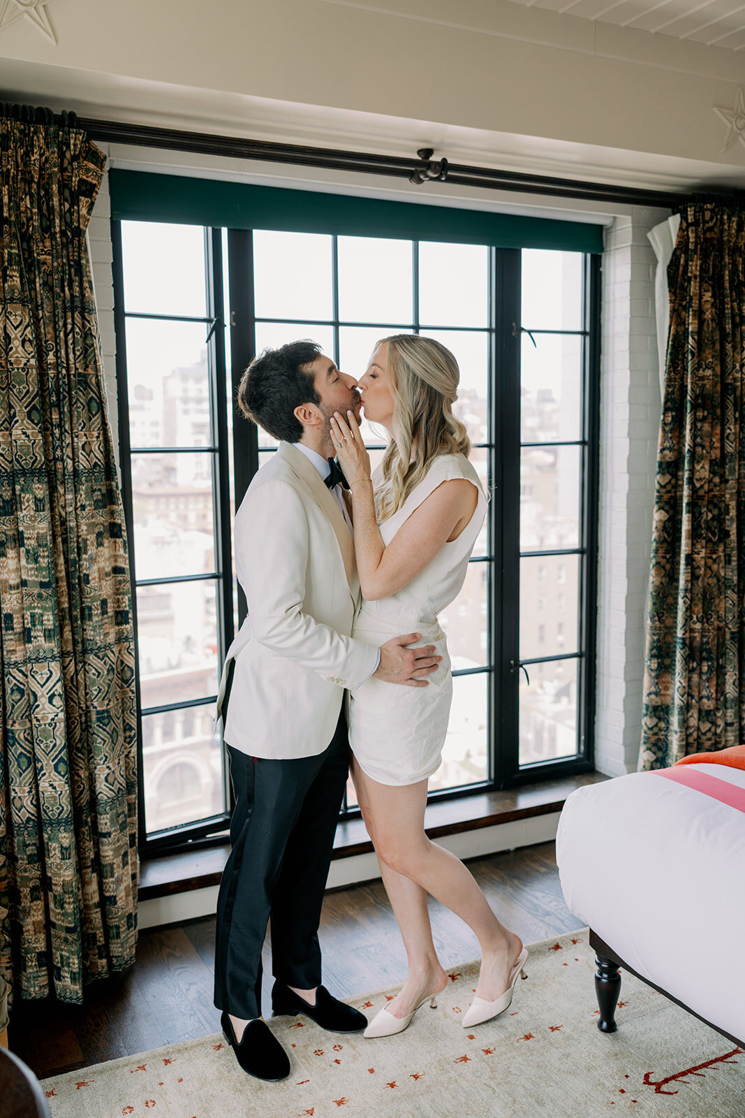 New York-City Hall-Elopement-Chic-Candid-Wedding-Larisa-Shorina-32