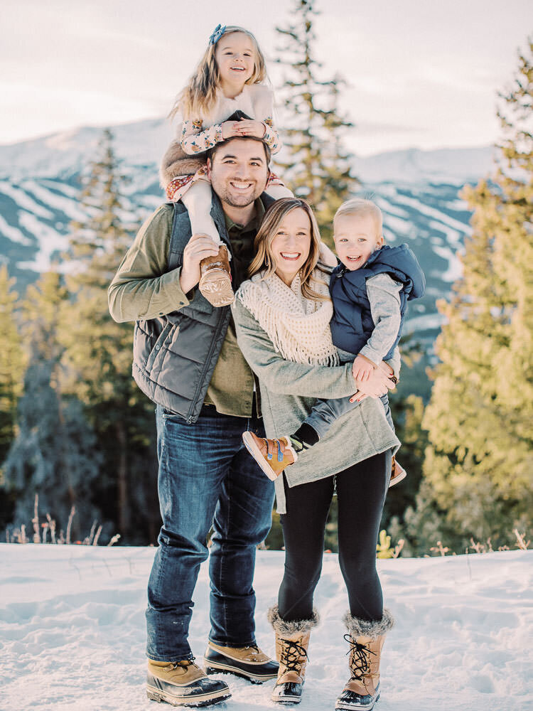 Colorado-Family-Photography-Vail-Mountaintop-Winter-Snowy-Christmas-Photoshoot23