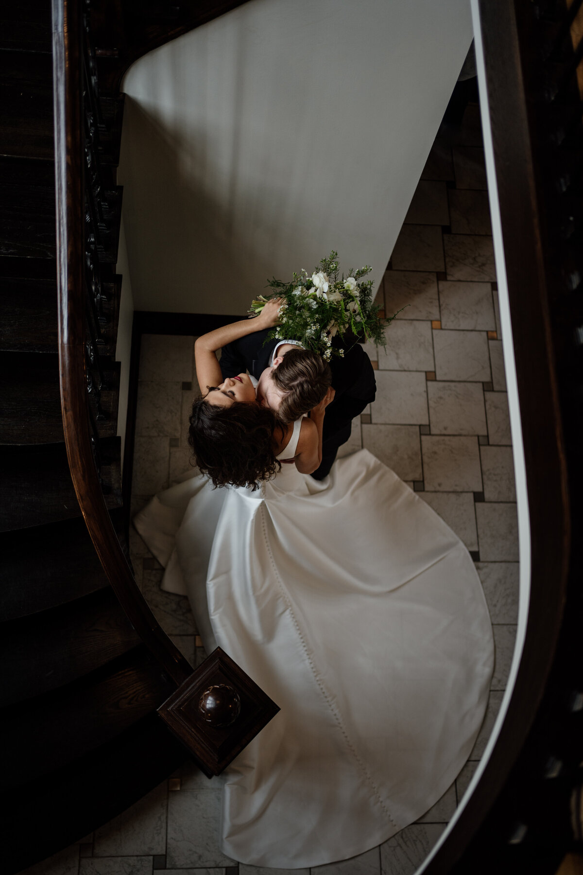 Aspen-Avenue-Chicago-Wedding-Photographer-Wedding-Modern-Editoral-Bride-Groom-Romantic-Stairs-Dearly-Loved-Bridal-Venue3two-Mansion-Cass-and-Jean-Flowers