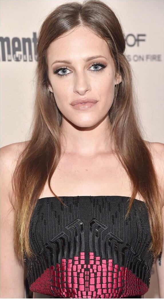 Carly Chaikin attending an Entertainment Weekly party with a nude lip and black eyeliner
