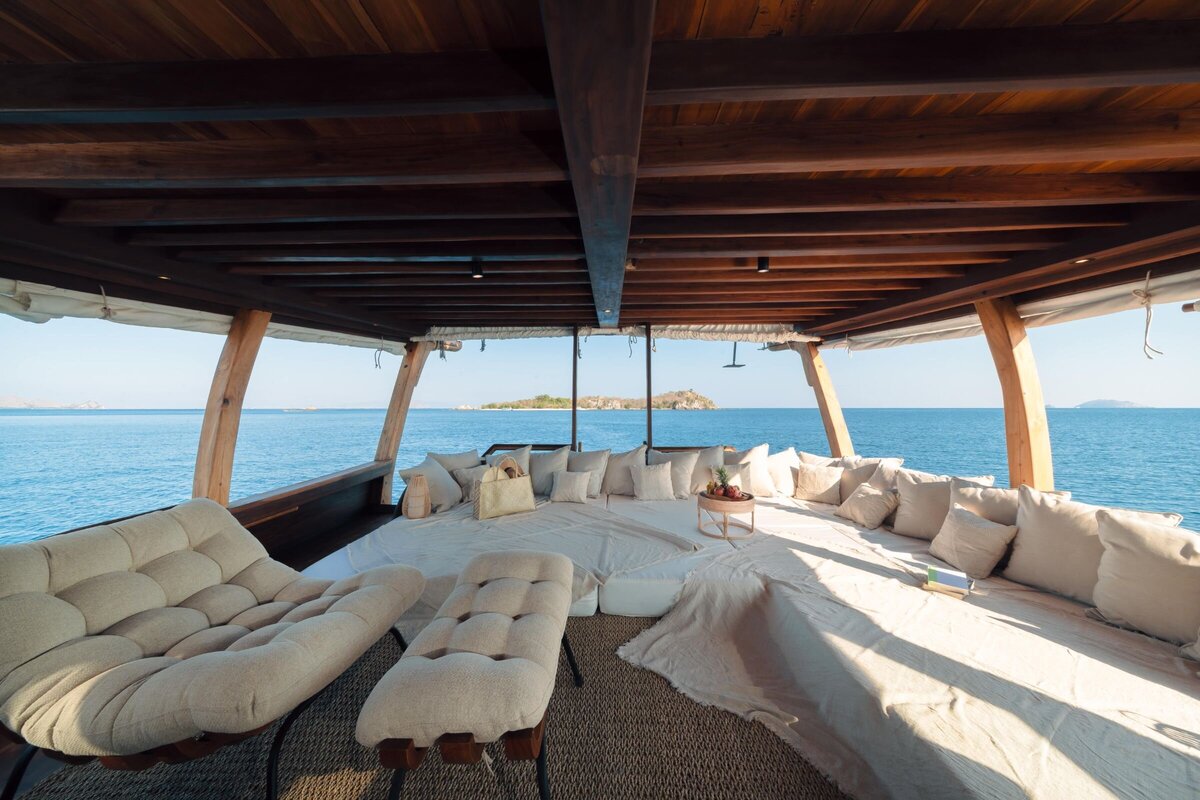 Luxury Yacht Bali - 04_Nataraja_Aft-main-deck-chill-lounge_Pacific-High-min