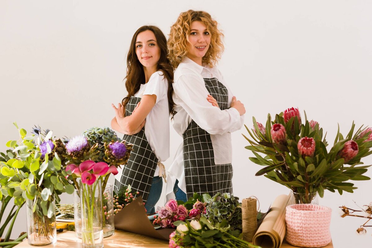medium-shot-florists-posing-together (1)