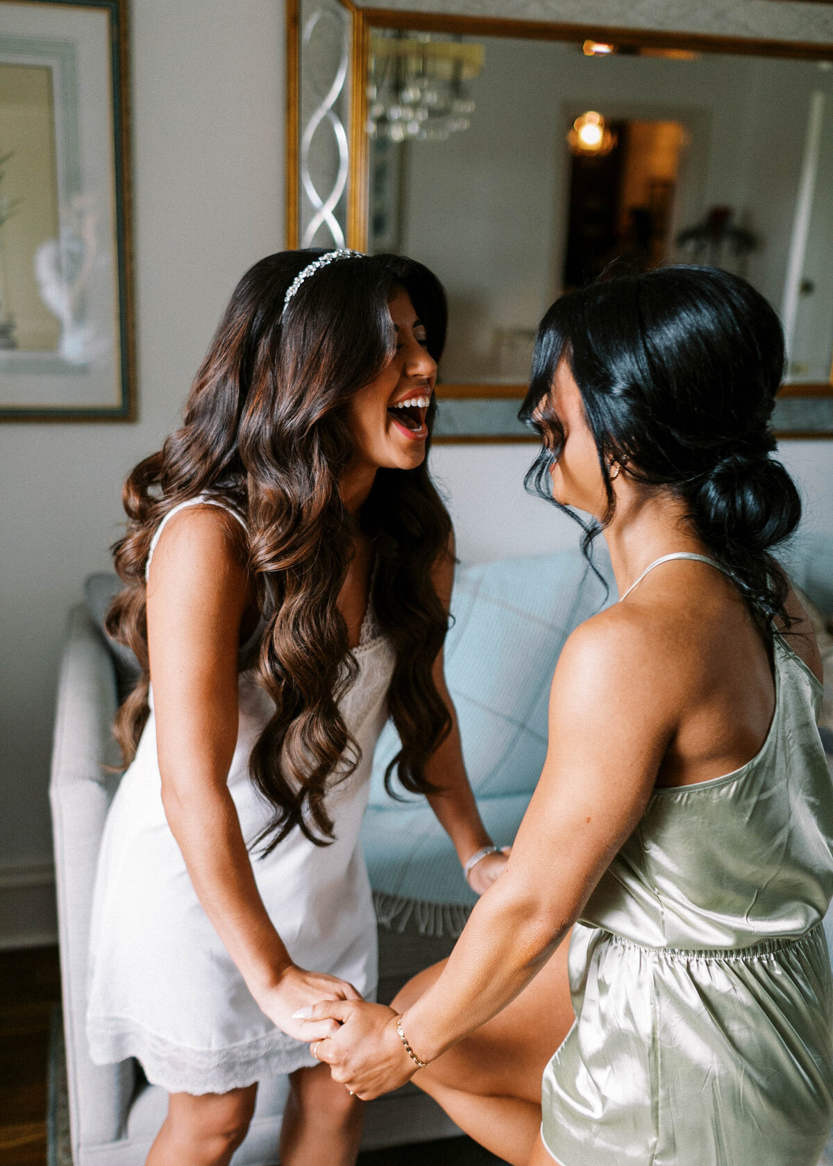 Huntingdon-Valley-Country-Club-Wedding-Bride-Getting-Ready_010