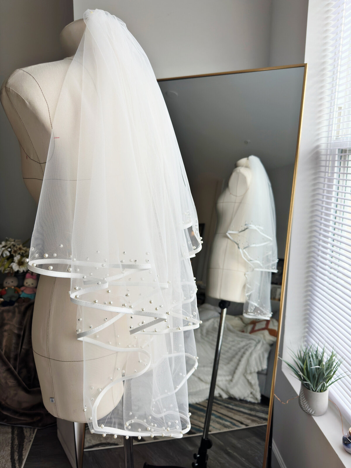 Soft short veil with pearl detailing around edges
