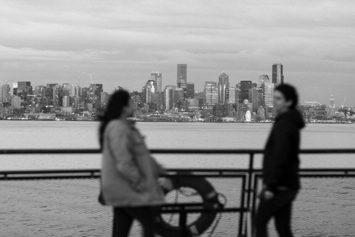 couples-session-seattle-ferry-jennifer-moreno-photography-documentary-style-washington