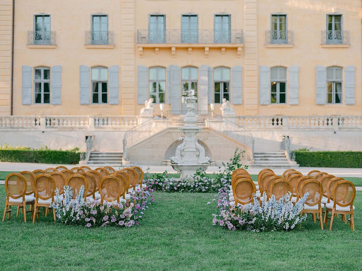 lavender and blue Dior inspired wedding at chateau de Fonscolombe Veronique Lorre floral event designer - thomas audiffren photography12