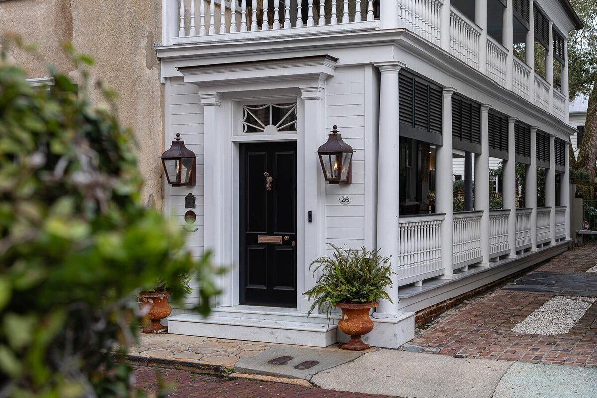 charleston-white-porch-gas-lanterns-7896