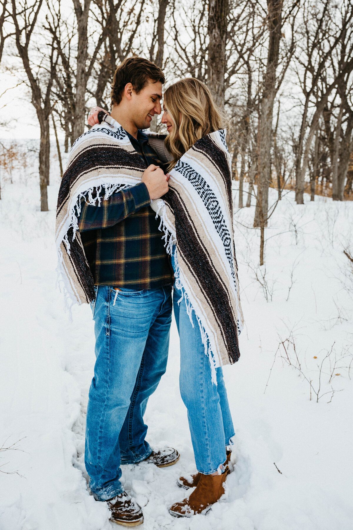 engagement-photos-with-blanket