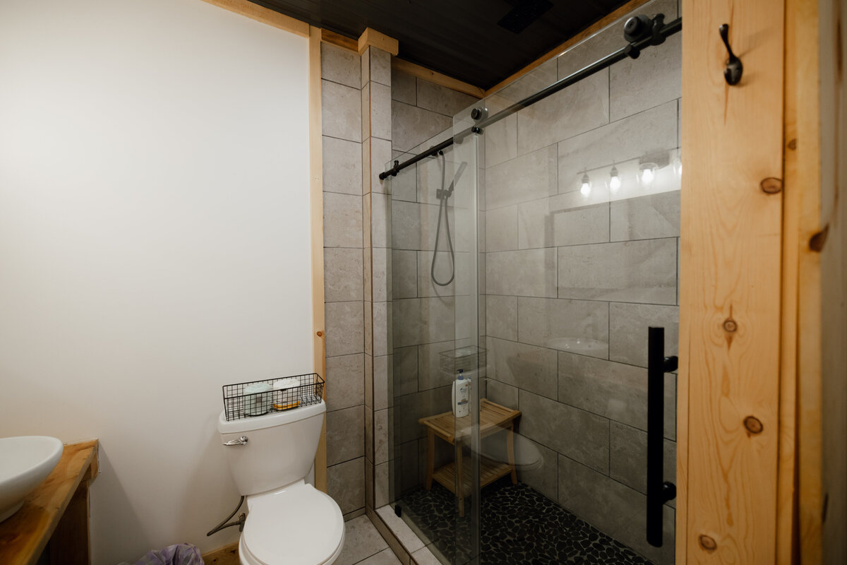 Bear-Ridge-Destination-barndo-suites-rosie-photo-video-37