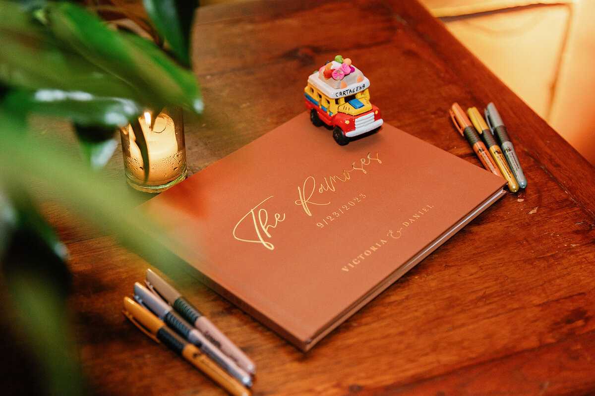 A close-up of Victoria and Daniel’s wedding guest book, personalized with a Colombian touch and elegant stationery.