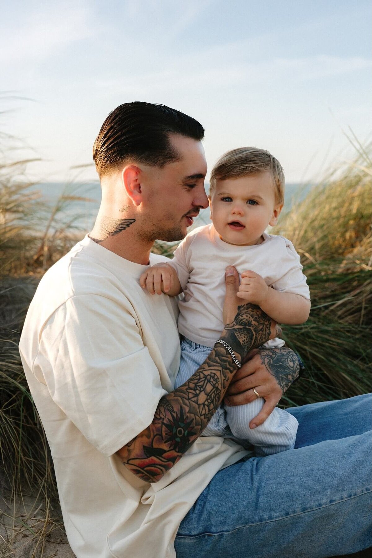 Papa en zoontje tijdens familie fotoshoot in de duinen van Wassenaar