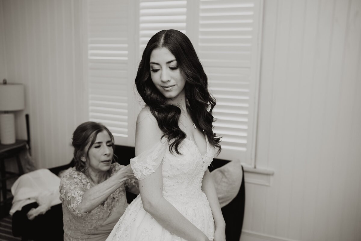 bride-and-mother-wedding-day