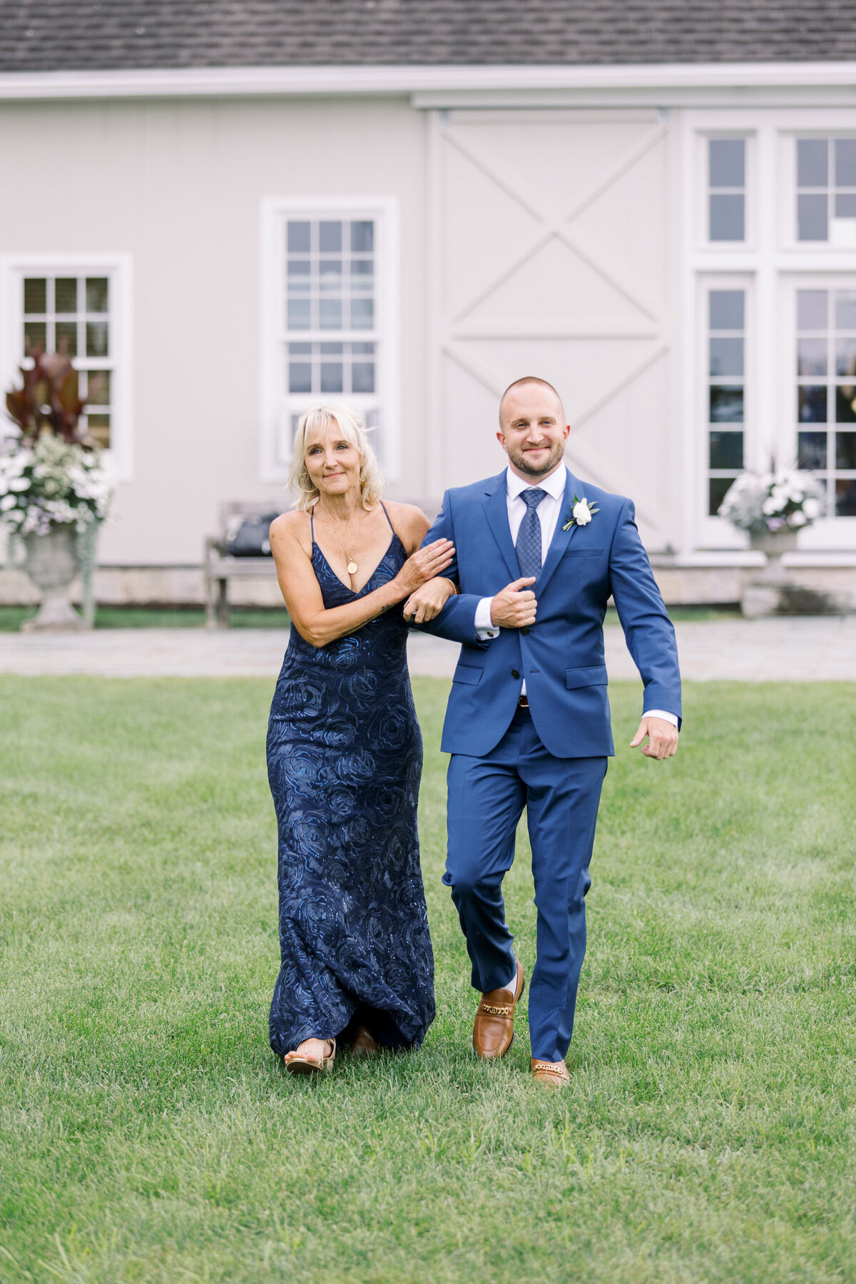 mother-and-the-groom-at-lion-rock-farm