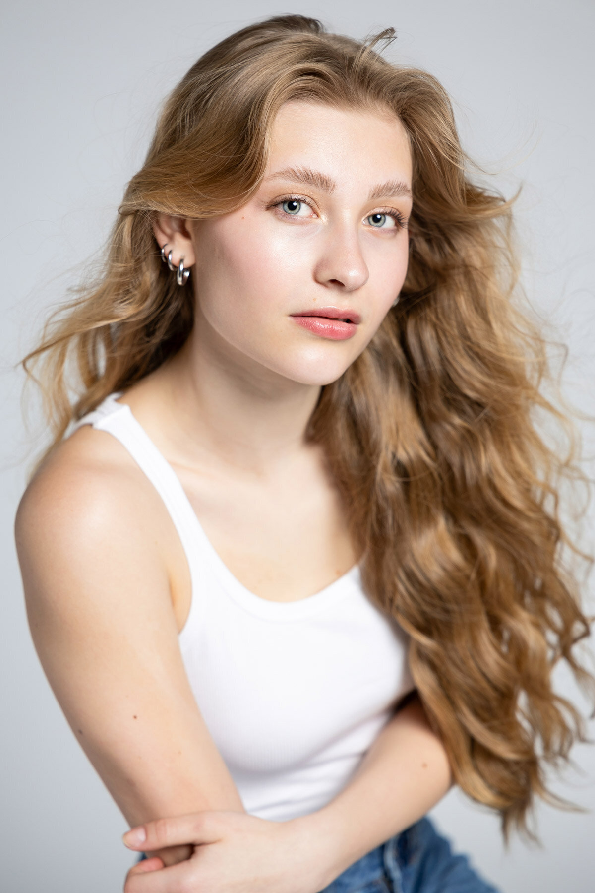 Studio photos of senior girl in white shirt and jeans taken by Sara Vaz Photography.