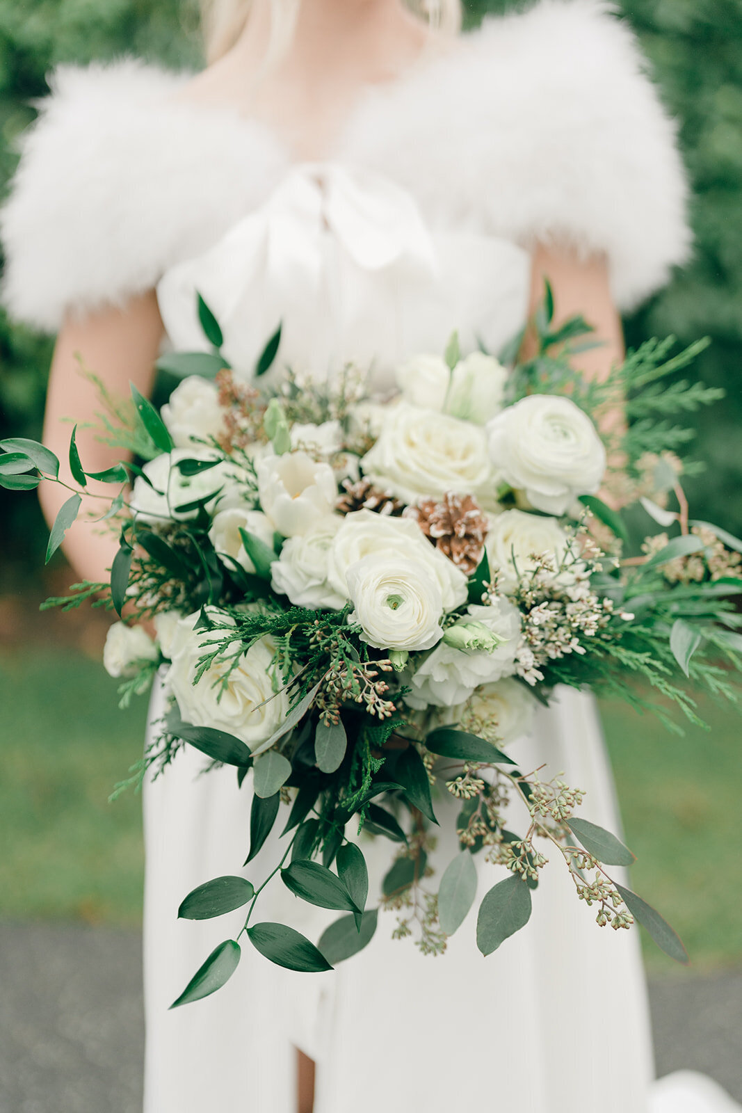 winter-wedding-bouquet-springfield-country-club-ma-