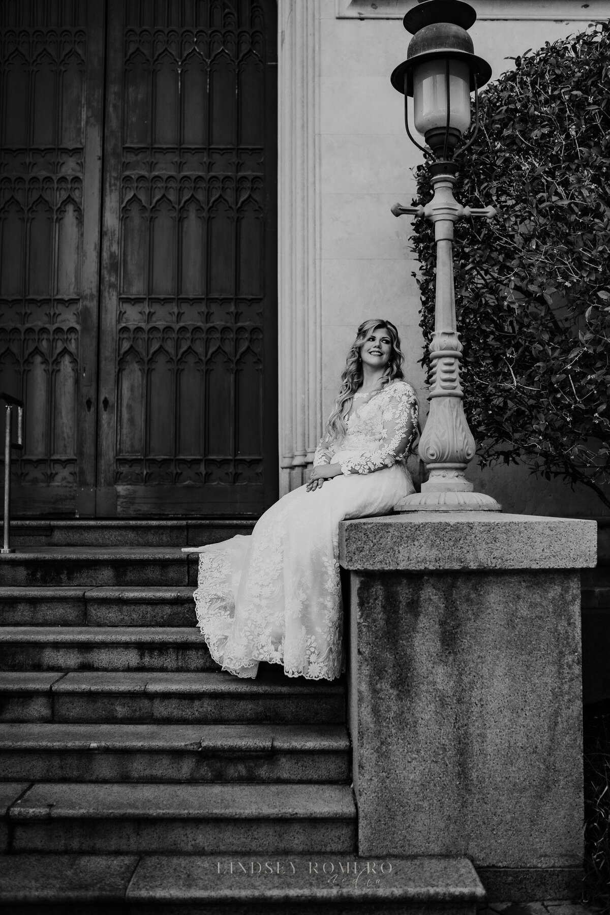 black and white bridal photo at old state capital in baton rouge, louisiana