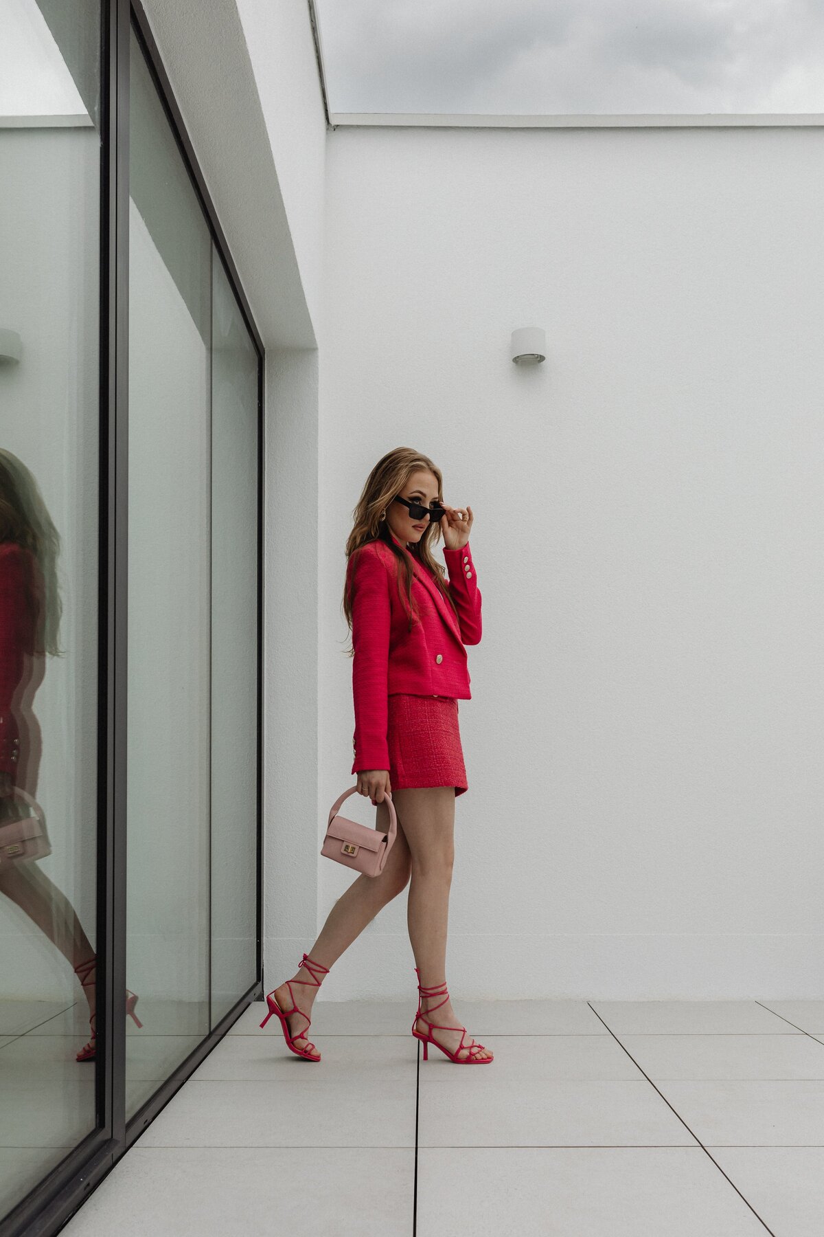 kaboompics_barbiecore-aesthetic-elegance-in-a-pink-light-32748 (1)-min