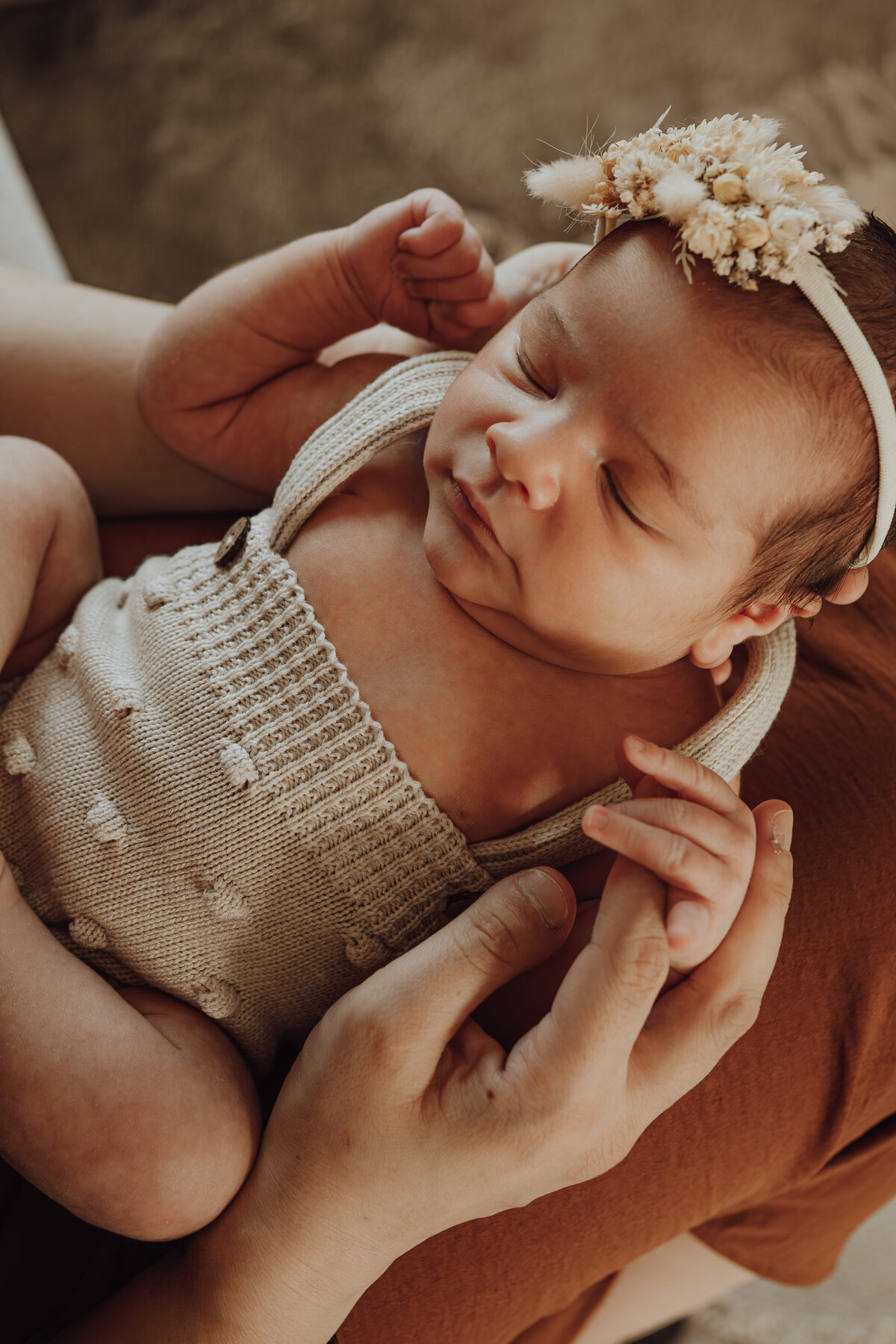 Slapende baby tijdens newborn fotoshoot in boho setting