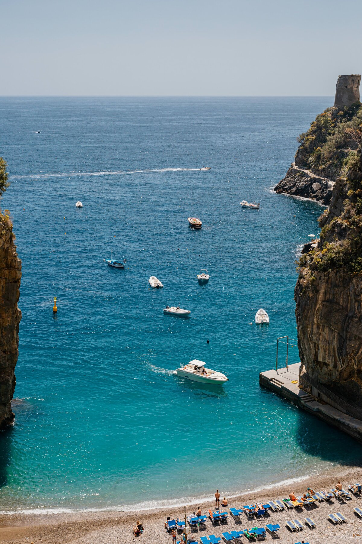 kaboompics_beach-with-loungers-and-turquoise-sea-with-yachts-12895