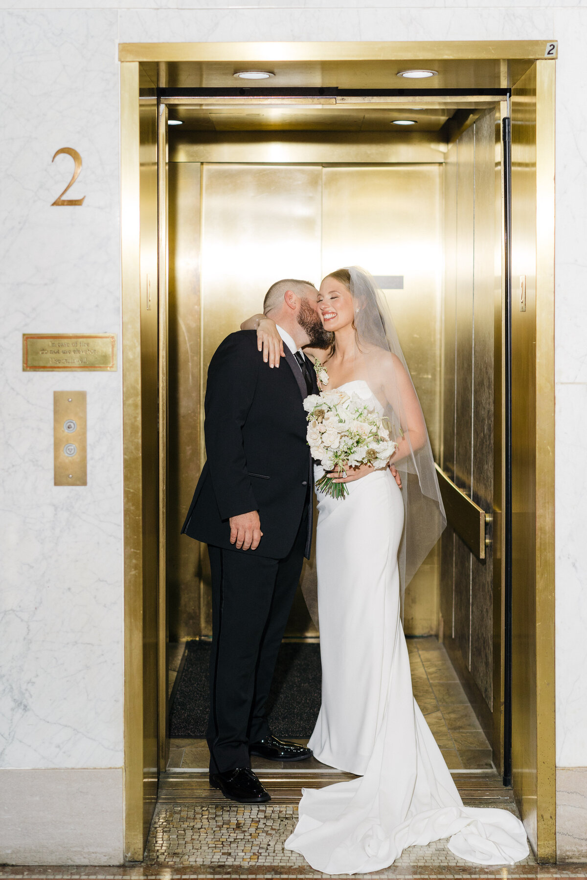 bride-groom-courthouse-elopement