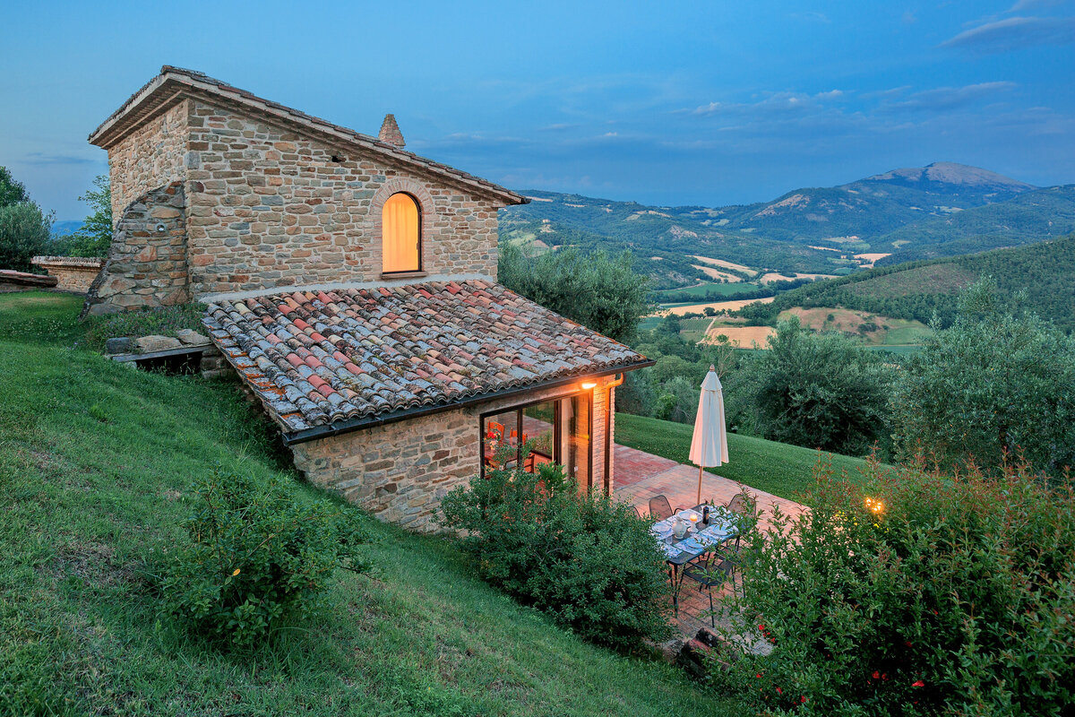 Waterstone - Hassler Collection - Borgo Bastia Creti - Umbria - Luxury Boutique Hotel - Bastia Creti_Cottage esterno notturno