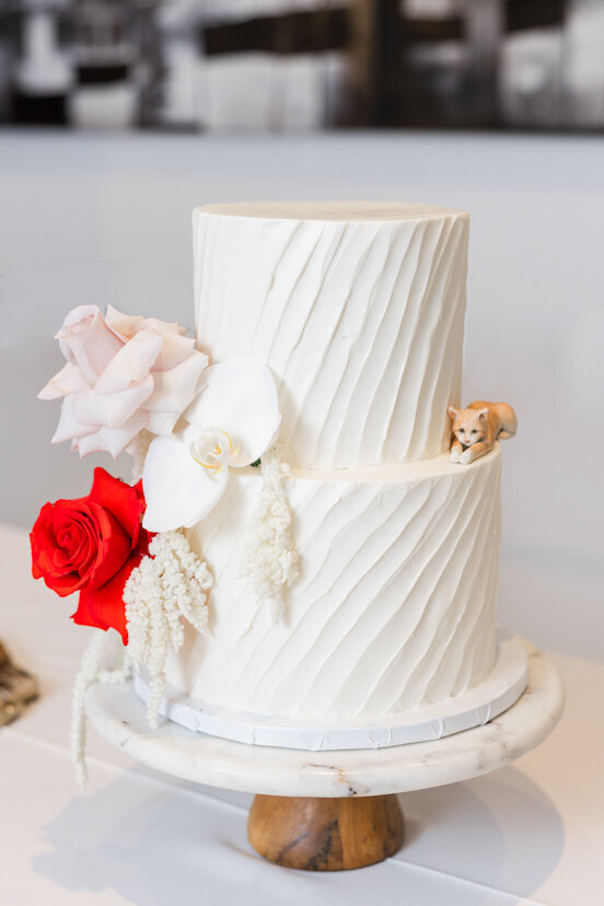 wedding-cake-with-red-and-white-flowers