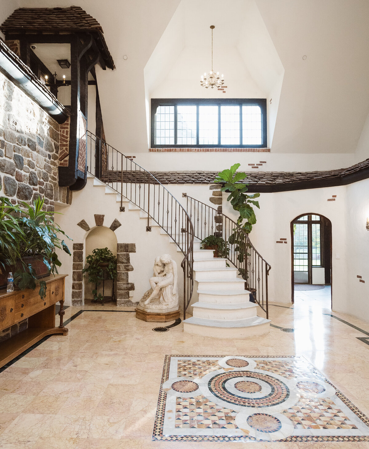 the bridal suite staircase at pleasantdale chateau