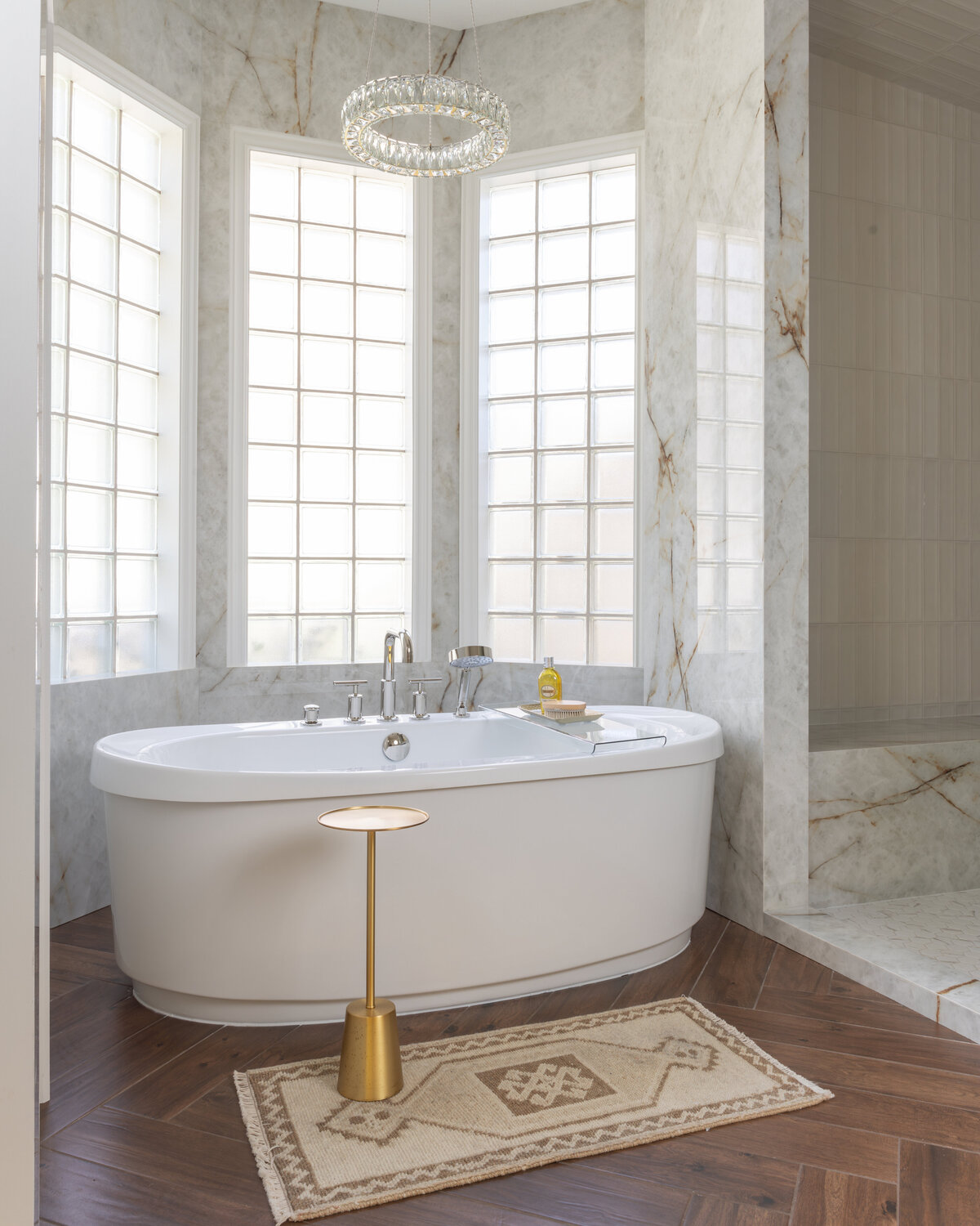kyleen bushroe interiors white soaking tub