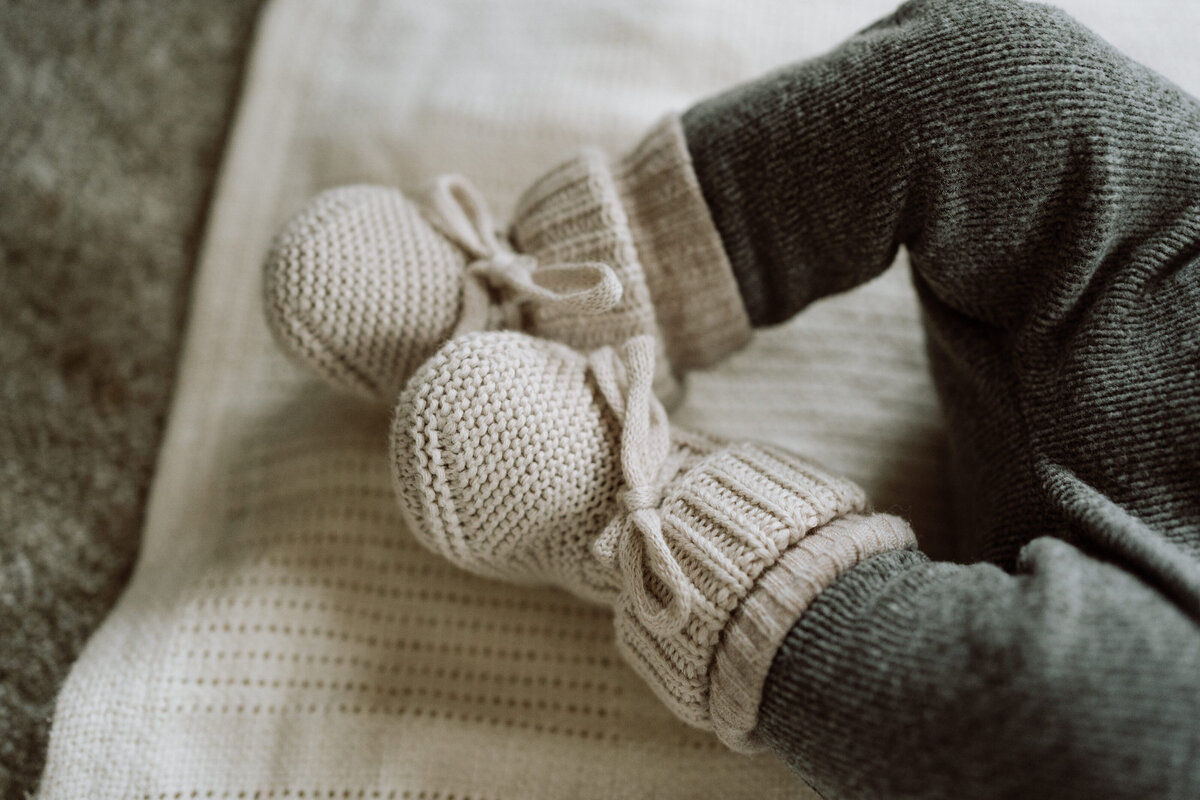 Newborn shoot - detail shot van de sokjes van de baby. 