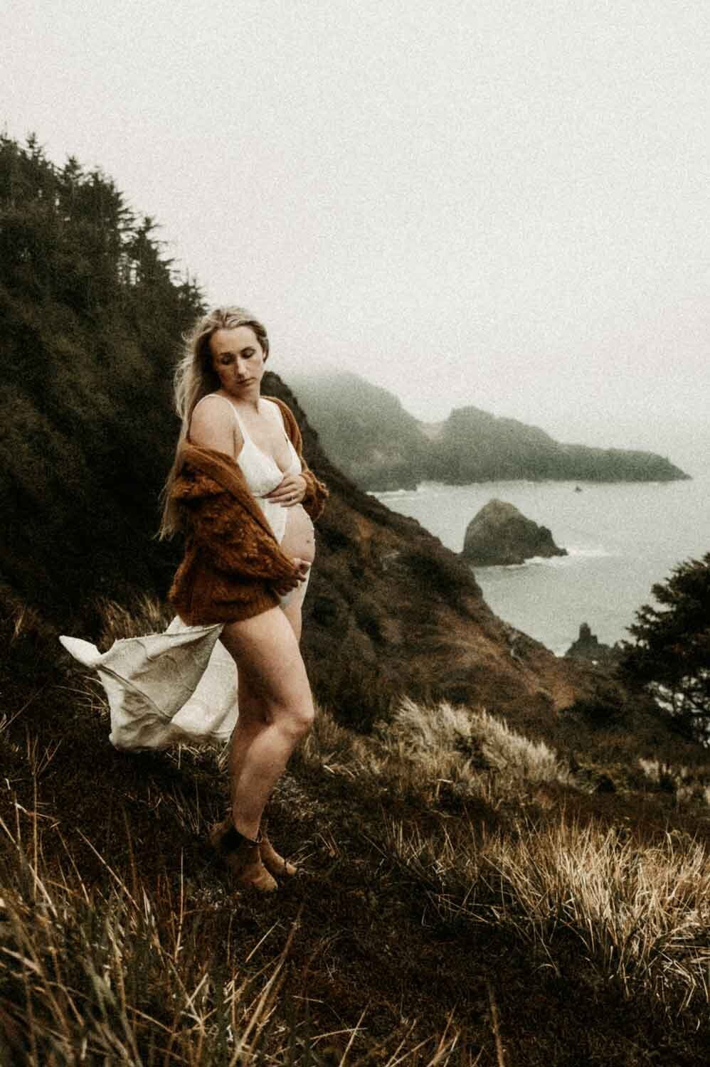 Maternity-session-windy-cliff-Oregon-landscape-mom-chunky-sweater-tall-grass-Missouri