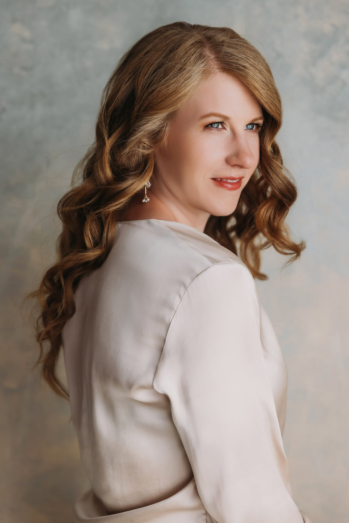 Business Portrait einer kreativen Unternehmerin mit natürlichem Licht.“