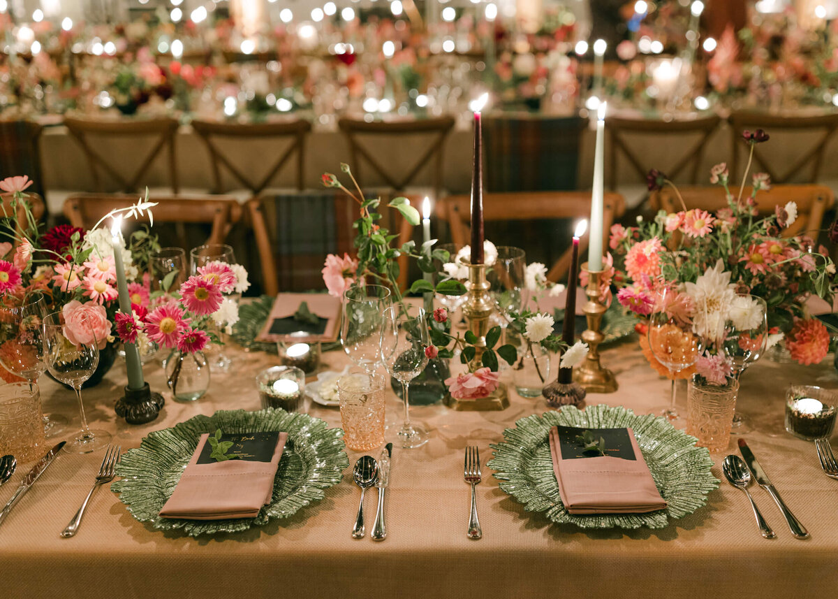 chloe-winstanley-wedding-oxford-gsp-autumnal-placesetting-pink-green