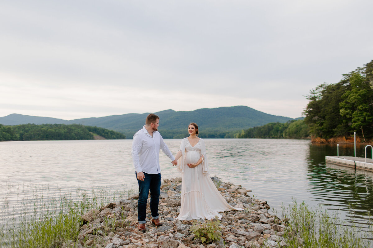 Documentary-Maternity-Session-at-Carvins-Cove-RJ-54