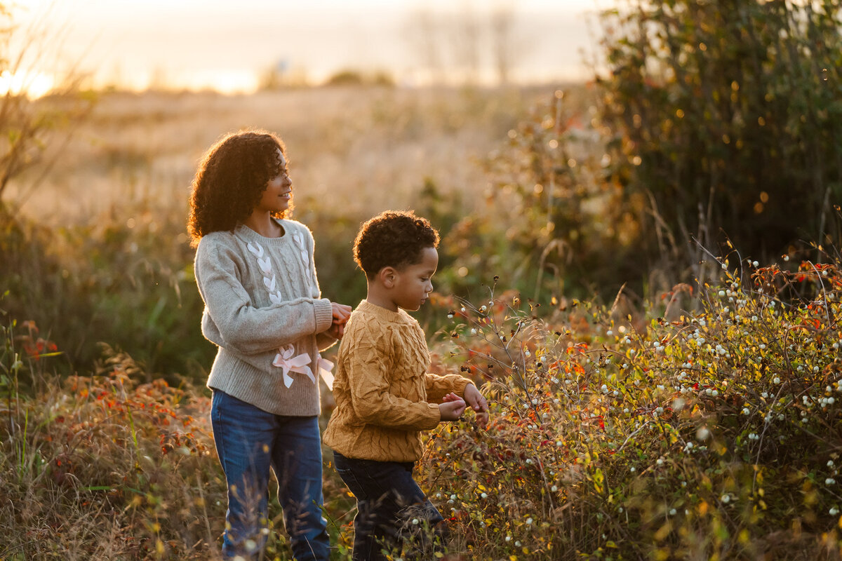 Children-kids-playing-field-portraits-family-pictures-seattle