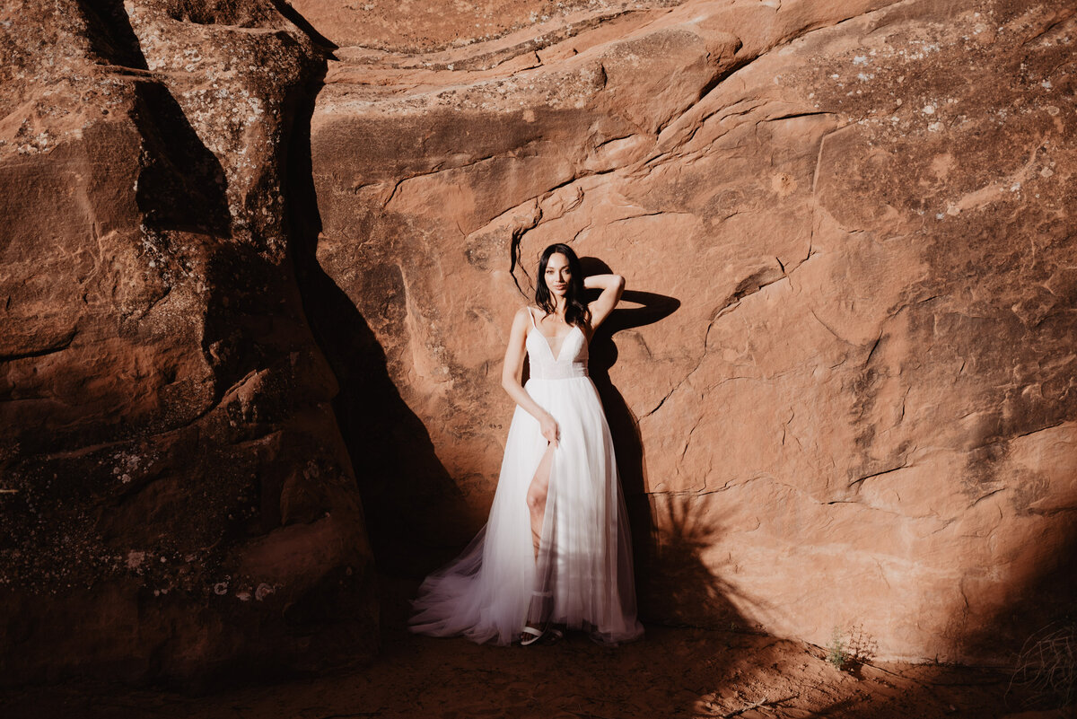 Utah elopement photographer captures bride against red rock