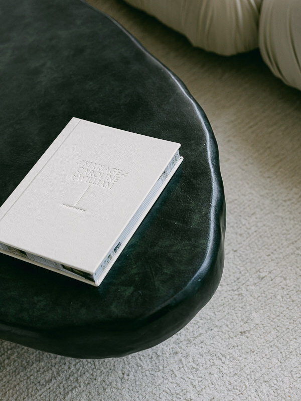 Album de mariage design sur mesure, présenté dans un décor minimaliste et contemporain.