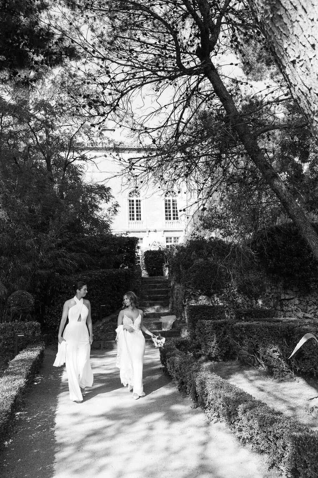 bride-and-bridesmaids-garden-chateau-d-agel3