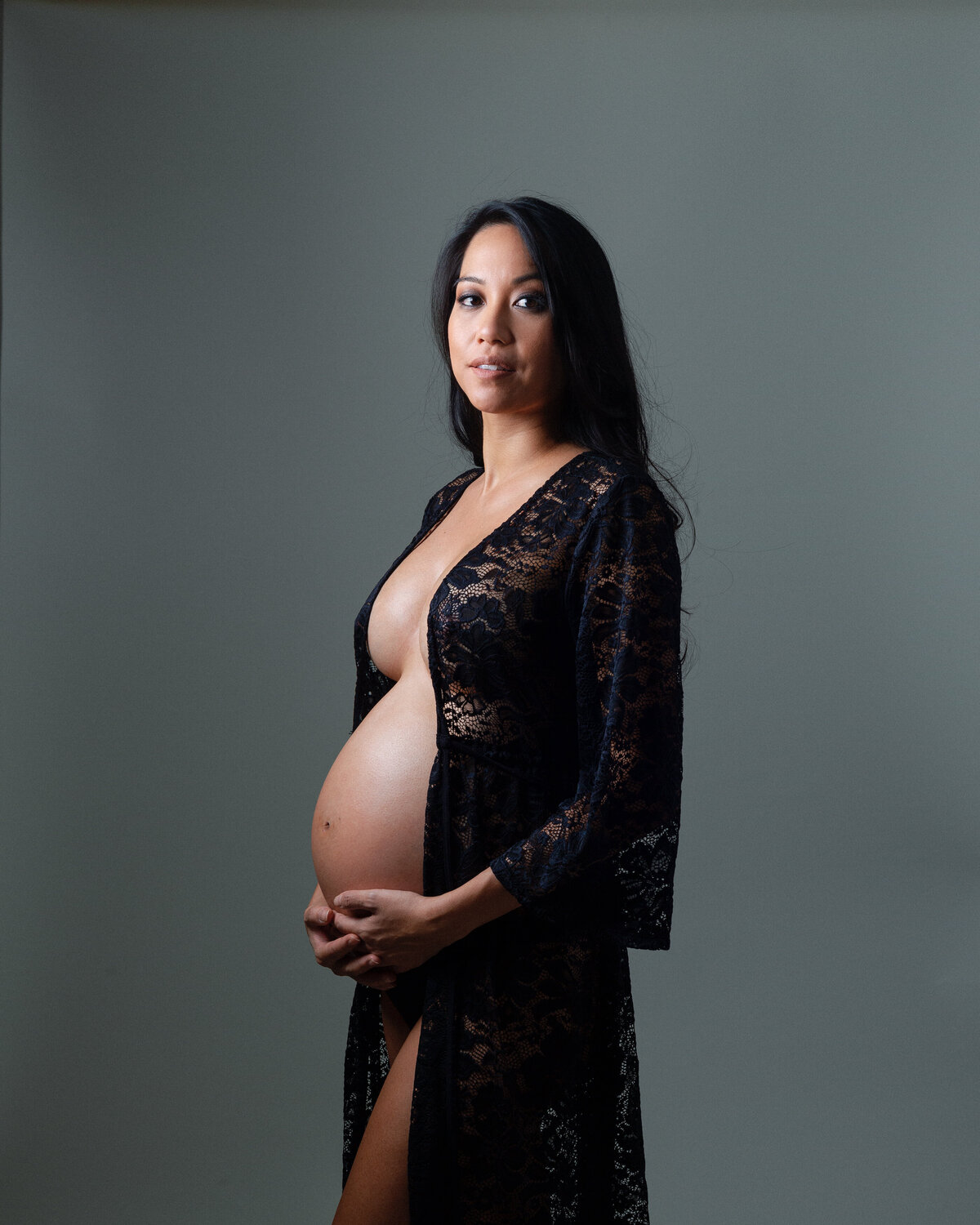 Portrait-Grossesse-Femme-Enceinte-dentelle-studio-lumiere-3