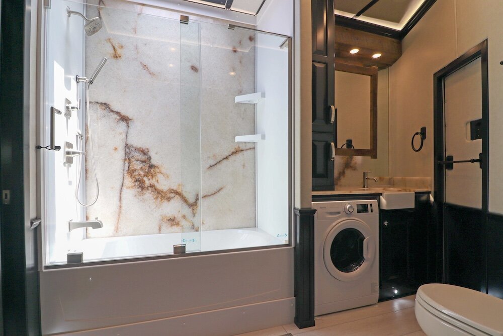 luxury-living-quarter-horse-trailers-trail-boss-conversions-bathrooms-1