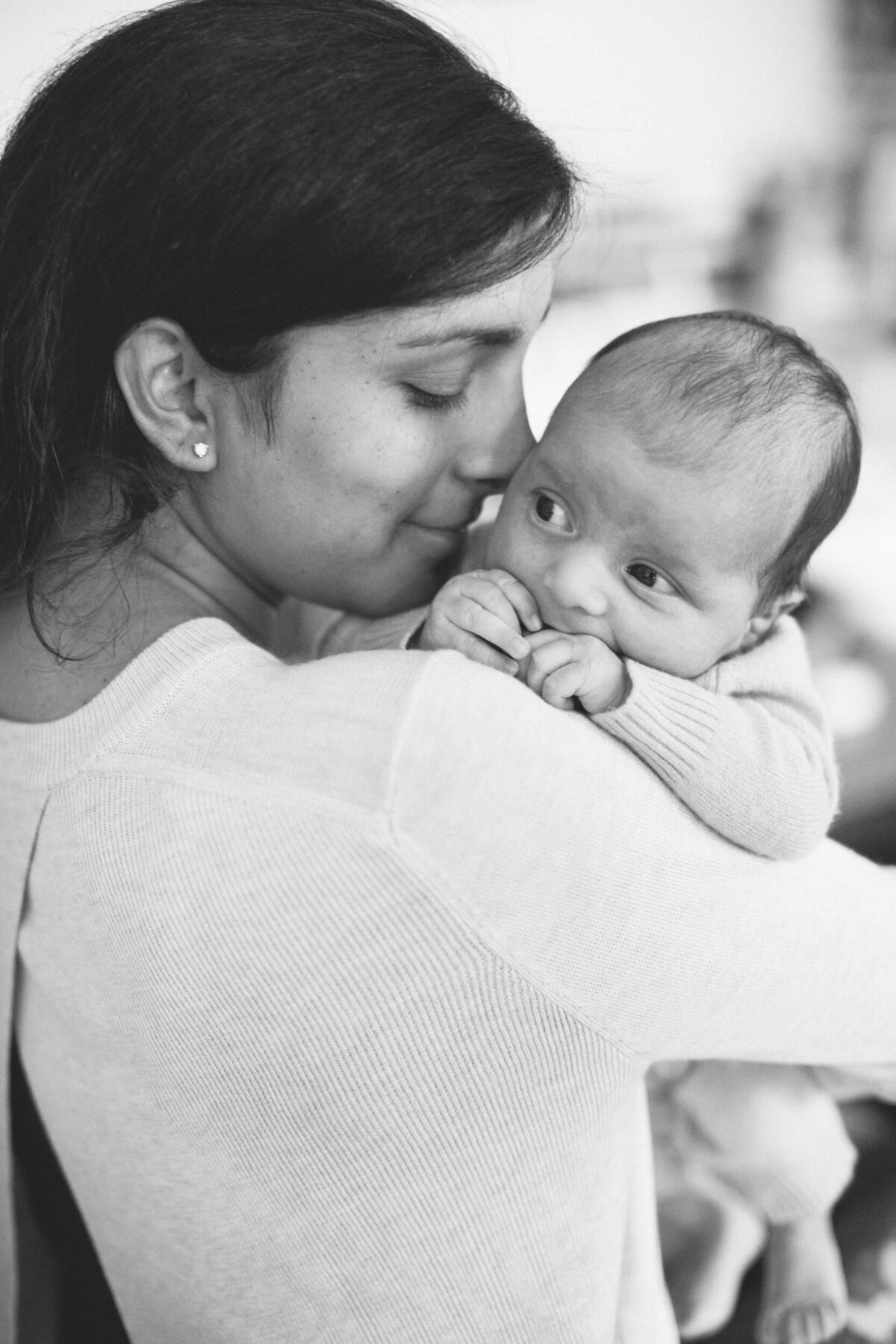 candid-natural-boston-newborn-family-photographer-zev-fisher-044