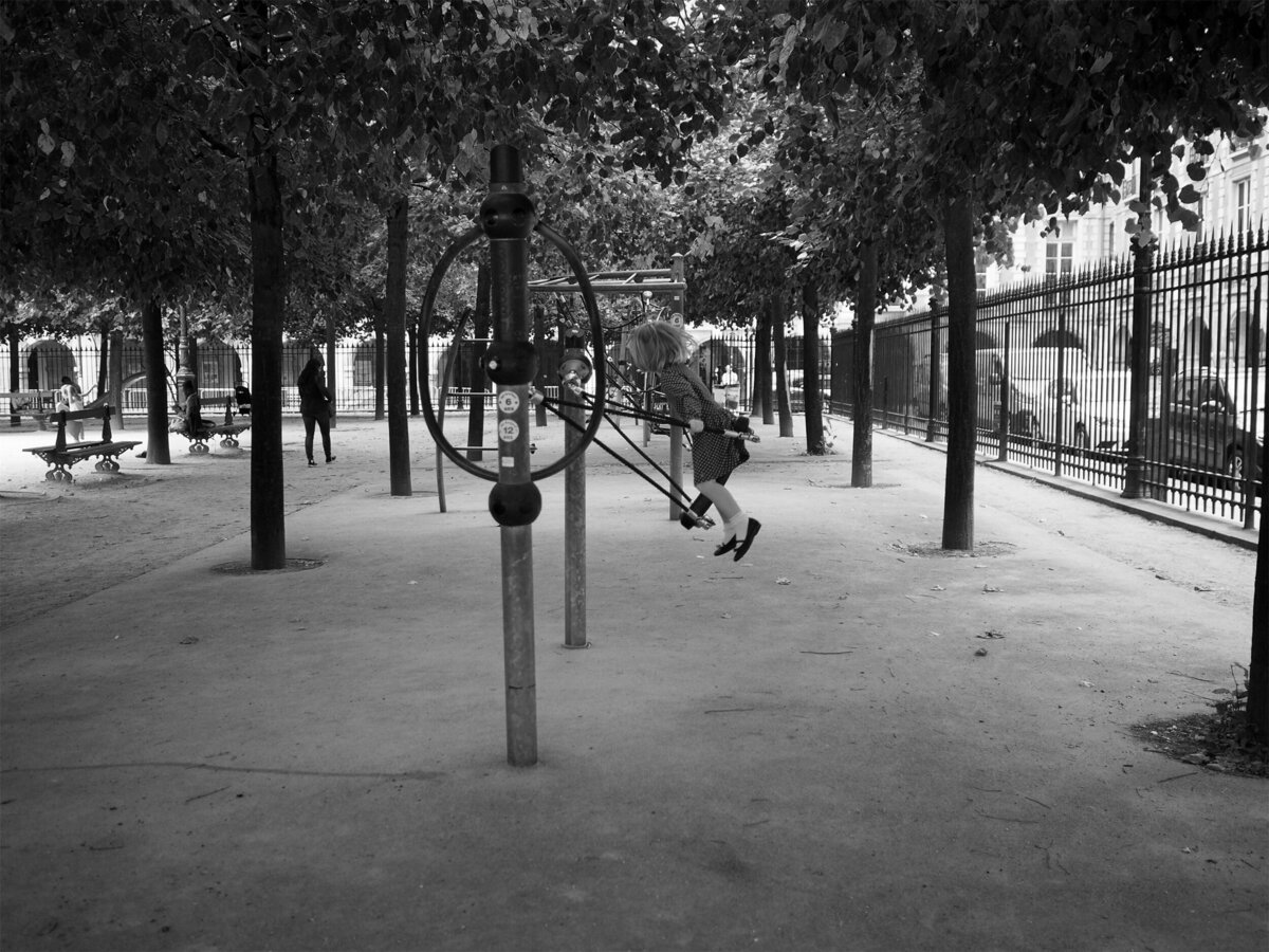 LES ENFANTS ©Marie CharbonnierBalançoire square des Vosges-EditNB