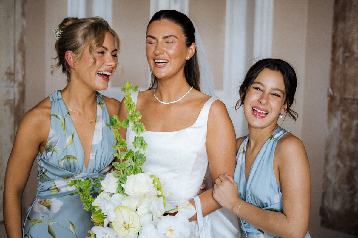 bride-with-bridesmaids-getting-ready-room-france17