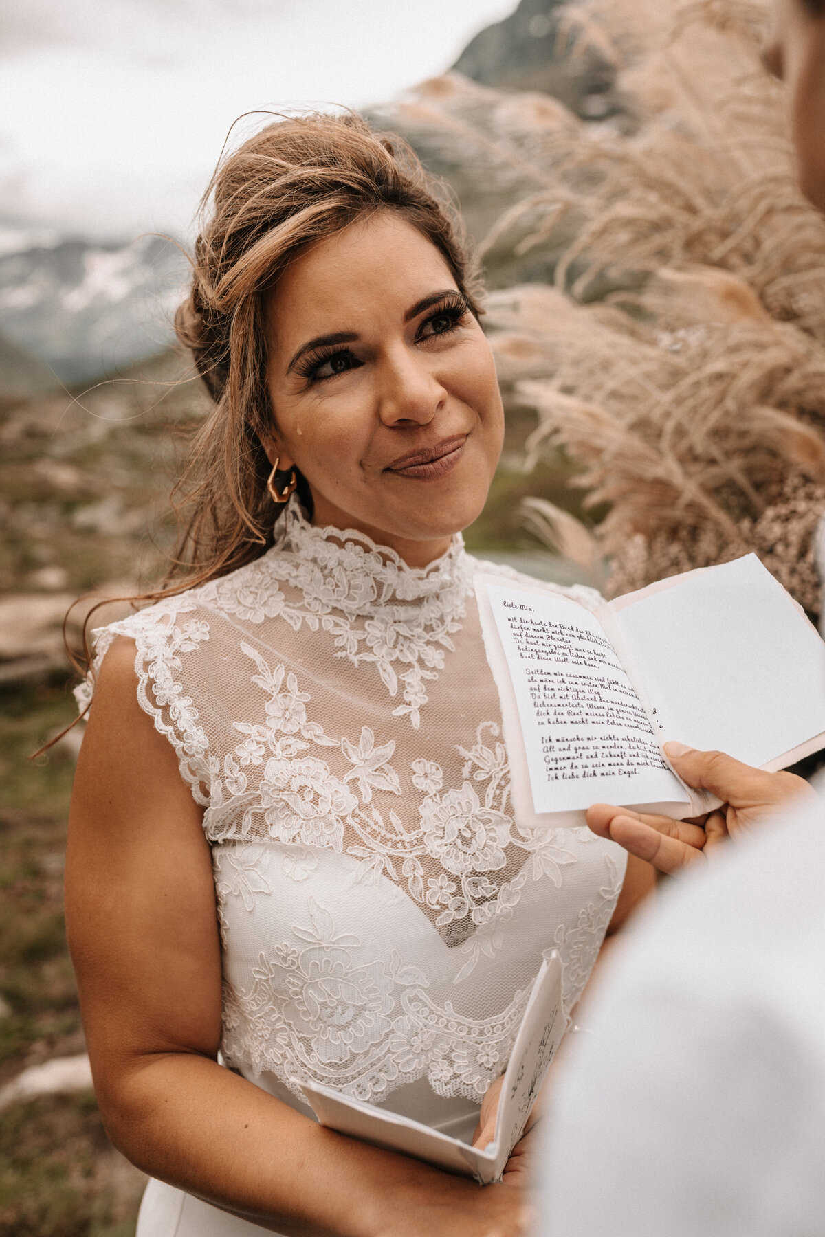 Braut beim Verlesen der Eheverprechen
