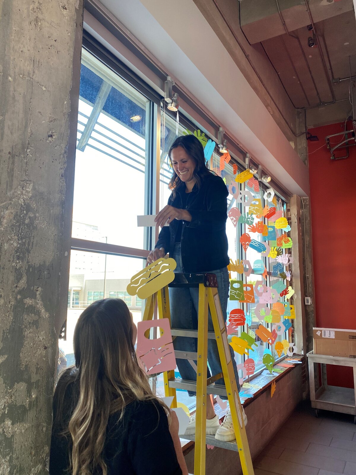 common_cheers_window_installation_paper_garland