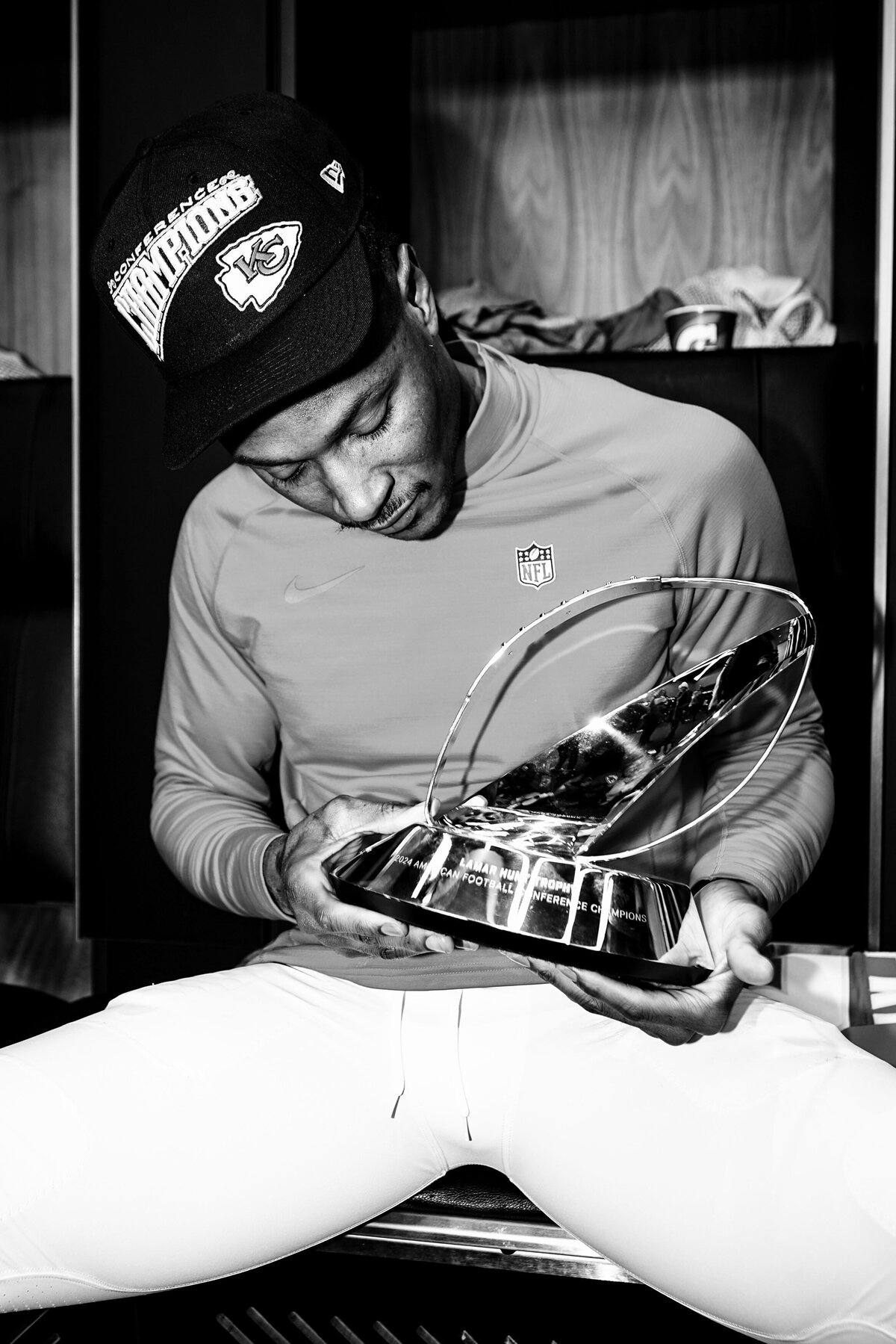 kansas-city-sports-photography-chiefs-0079-player-holding-trophy
