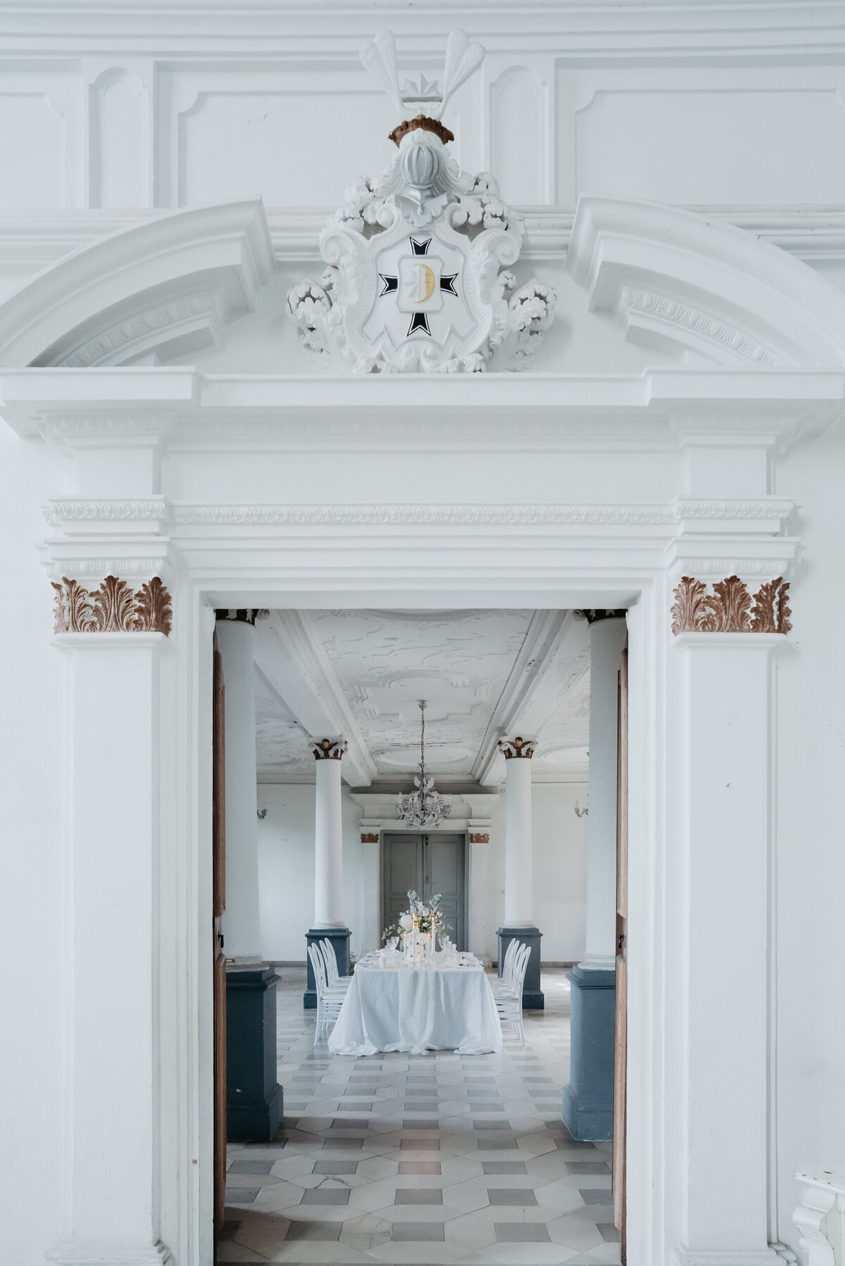 wedding inspiration "Poetry of clouds" at Schloss Virnsberg - by wedding photographer SELENE ADORES-358