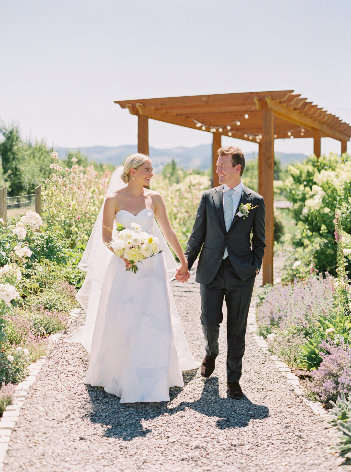 the-orchard-wedding-photos-by-the-tenneys-photography-in-hood-river-oregon-04